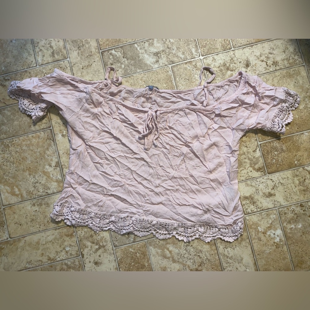 CHARLOTTE RUSSE LIGHT PINK SHIRT